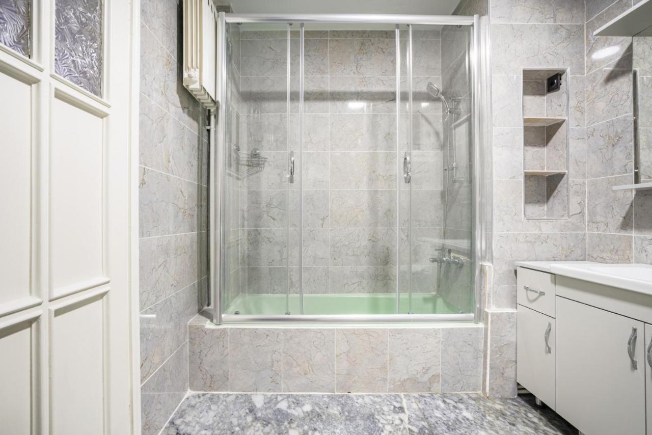 イスタンブールSpacious Flat Near Caddebostan Coastアパートメント エクステリア 写真